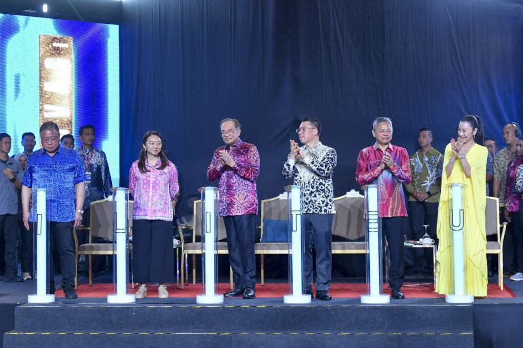 Prime Minister Datuk Seri Anwar Ibrahim (third left) together with (starting from left) Tourism, Arts and Culture Minister Datuk Seri Tiong King Sing, Minister in the Prime Minister's Department (Federal Territories) Hannah Yeoh, Housing and Local Government Minister Nga Kor Ming, Kuala Lumpur mayor Datuk Fadlun Mak Ujud and Tan Sri Michelle Yeoh during the launch of I Lite U event in Bukit Bintang, Kuala Lumpur last night. — IZZRAFIQ ALIAS/The Star