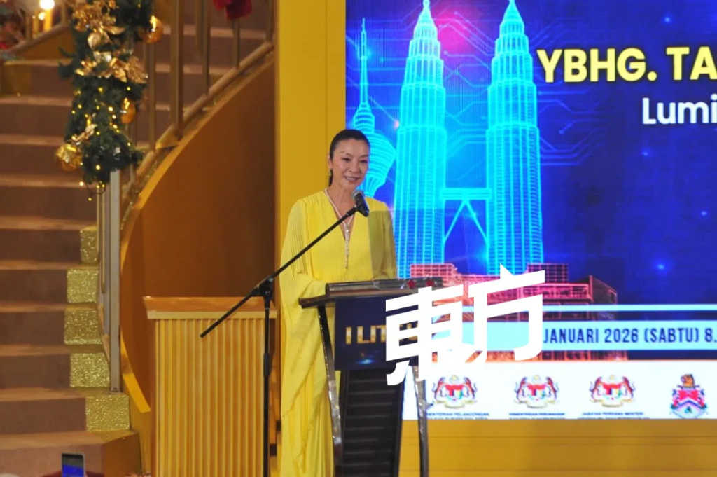 杨紫琼今晚在“我照亮你”(I Lite U)灯光秀启动仪式上致辞时说,灯光不仅仅是装饰,更是连接文化、创意和社区的象征性桥梁